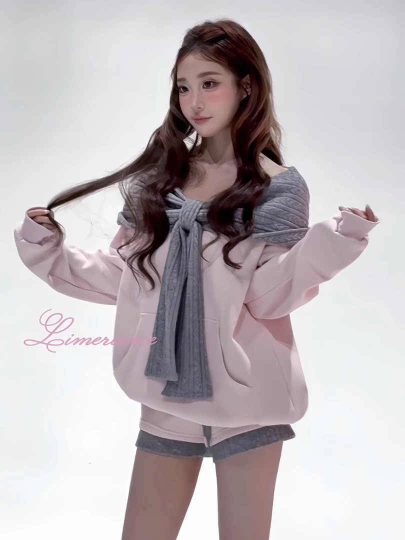 雾港甜章 秋冬设计感撞色一字肩多穿连帽宽松加绒卫衣短裤两件套