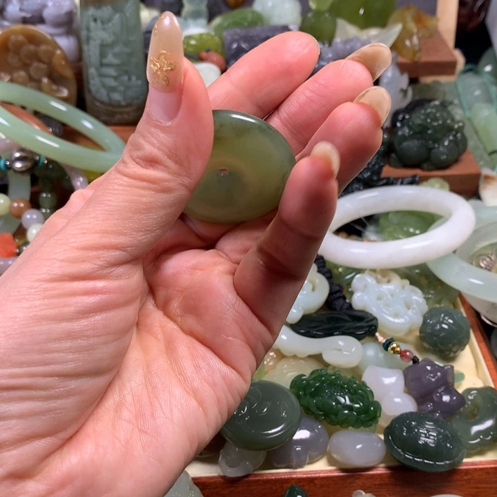 岫玉未镶嵌颈饰挂件