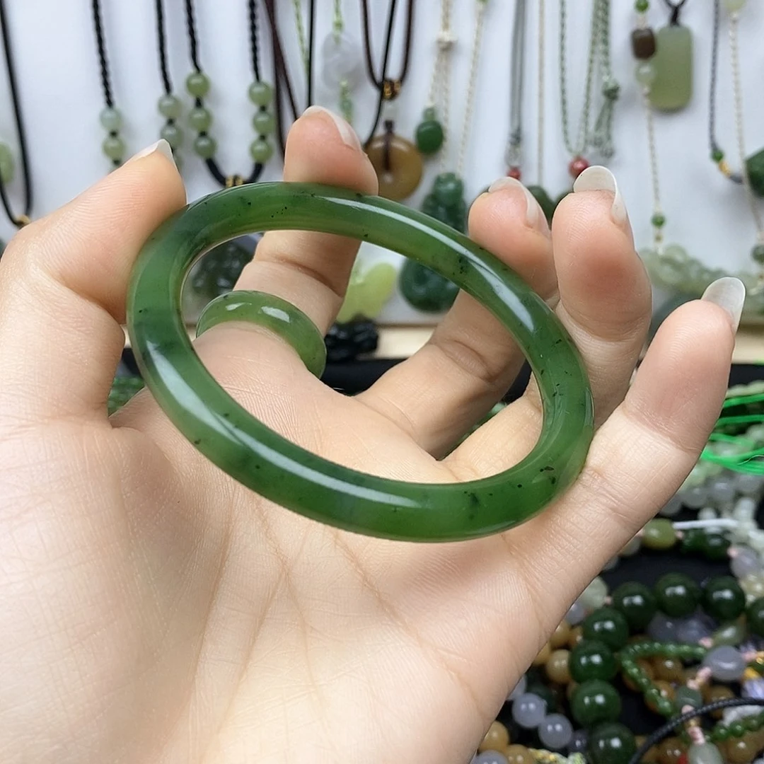 和田玉颈饰未镶嵌一****碧玉手镯