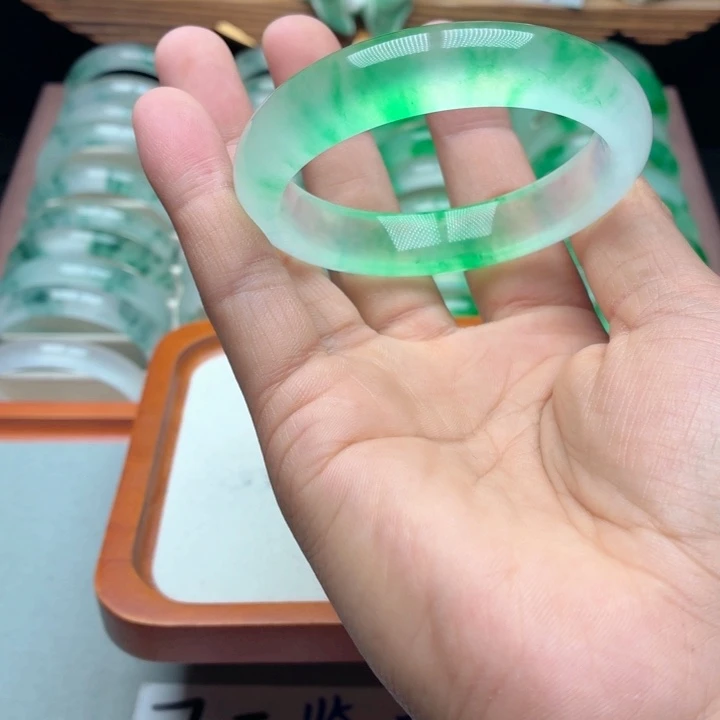 梓***麻石英质玉未镶嵌手镯