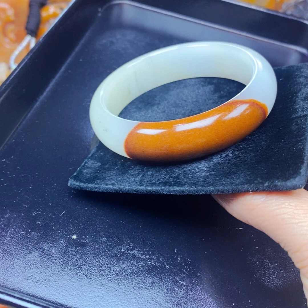 未镶嵌石英质玉（黄龙玉）颈饰