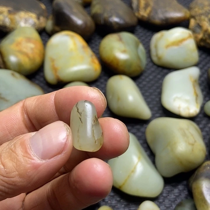 刚***的和田玉（糖玉）未镶嵌珠宝奇石