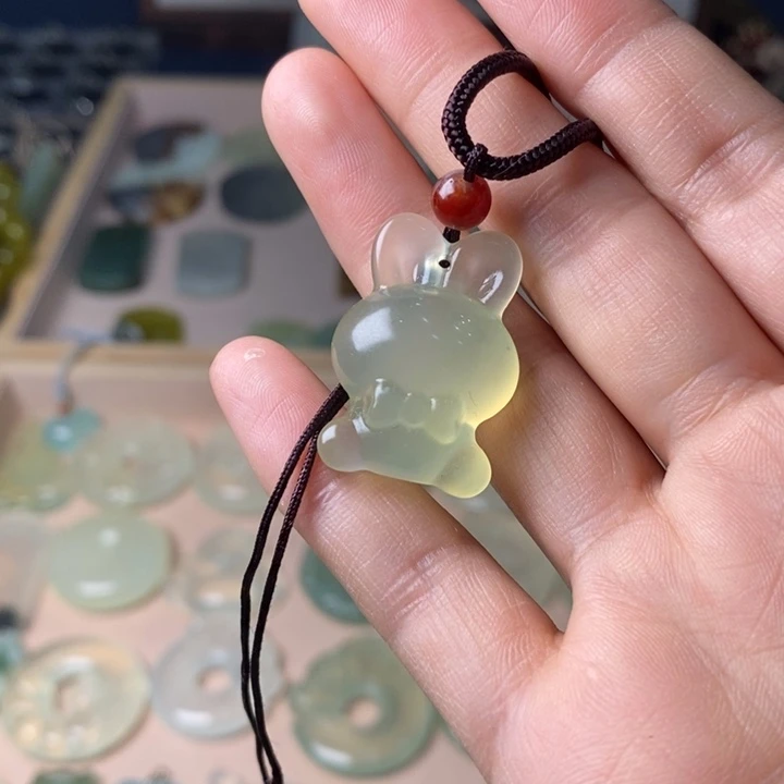 蛇纹石玉颈饰未镶嵌