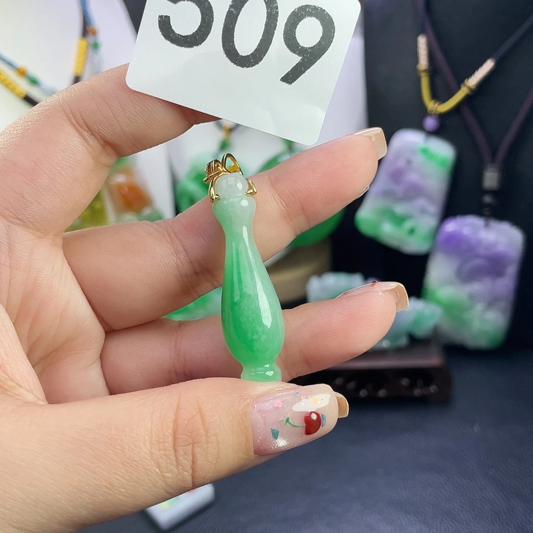 翡翠未镶嵌吊坠(赠链)