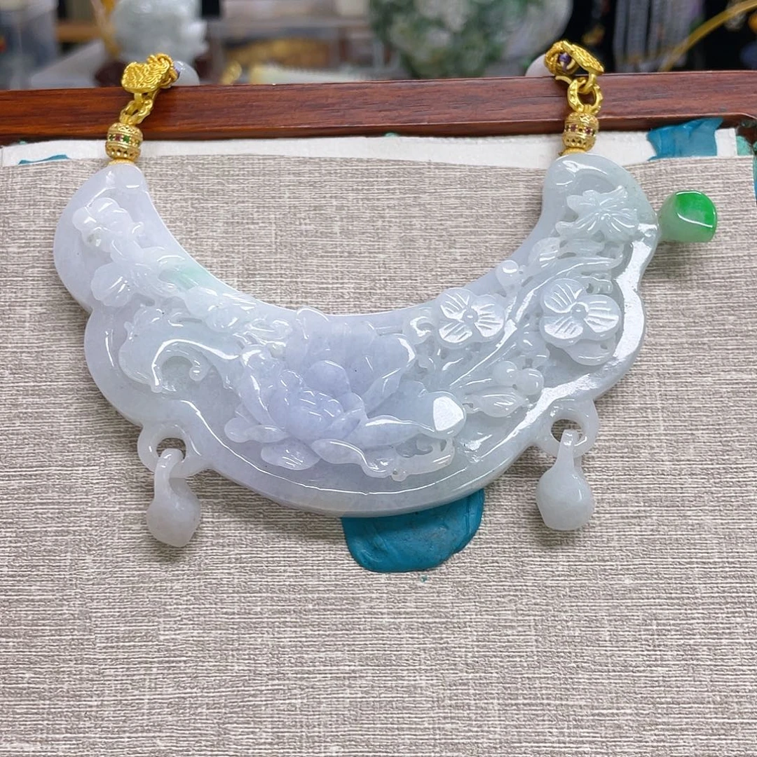 由***艺颈饰未镶嵌翡翠弯弯