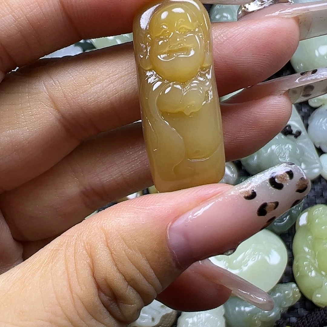 颈饰未镶嵌和田玉背后有裂,不退不换