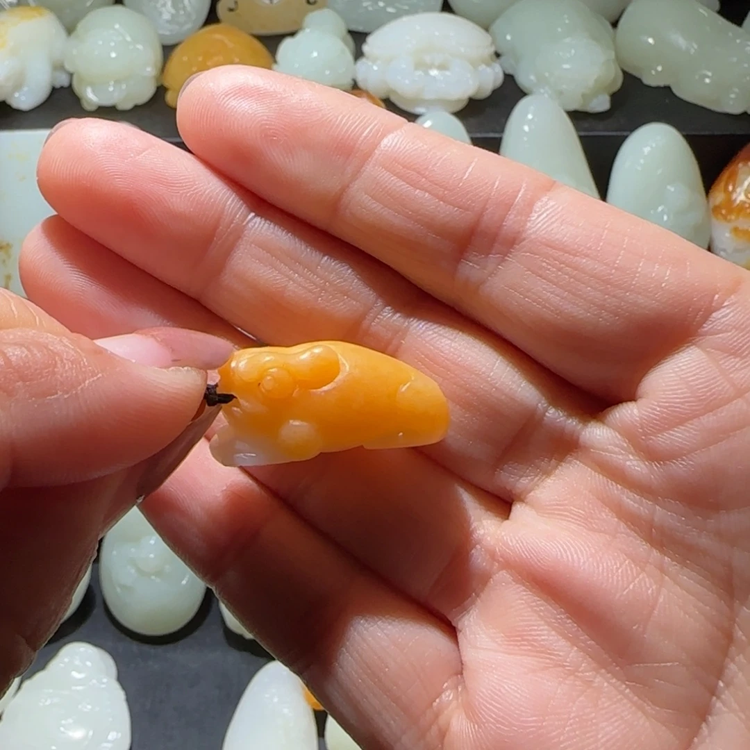 瑶***柜和田玉未镶嵌颈饰