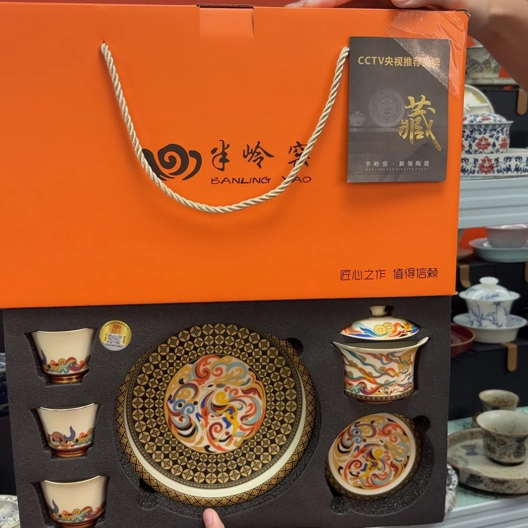 悬停车辆在高速公路的左侧