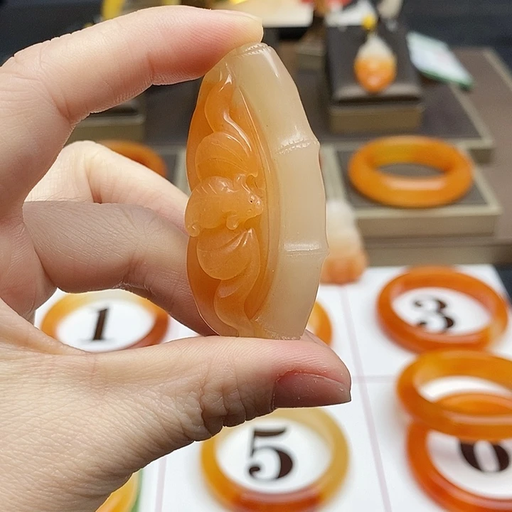 石英质玉（黄龙玉）未镶嵌吊坠