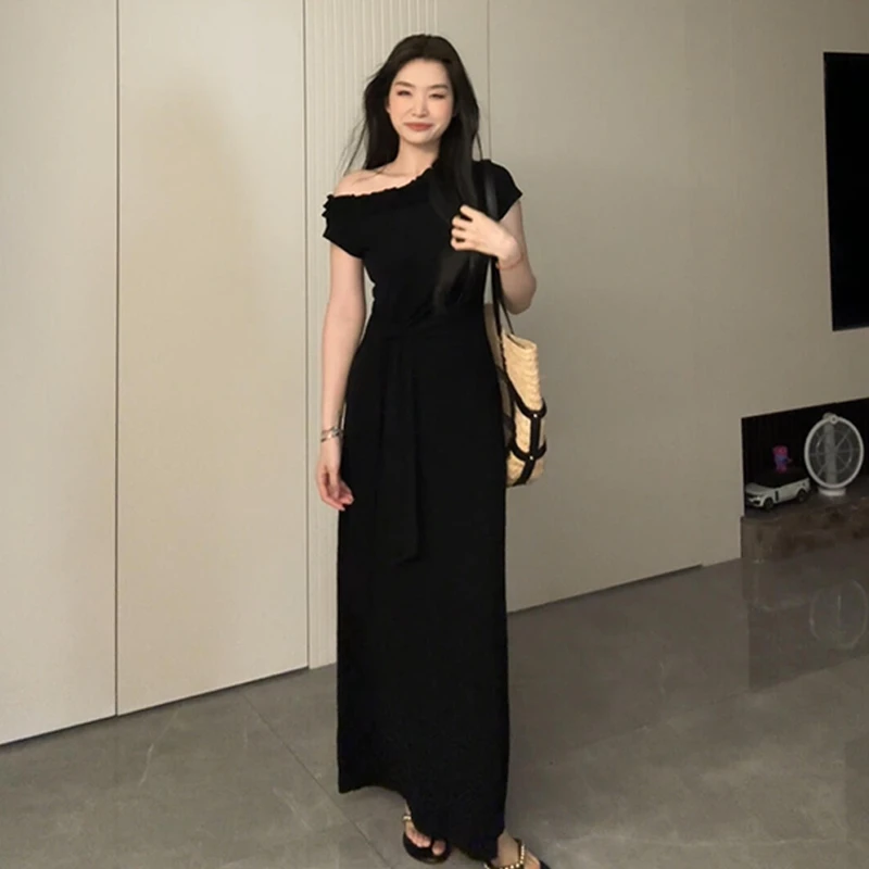 法式黑色斜肩短袖掐腰连衣裙夏季收腰显瘦包臀长裙百搭老钱风女装