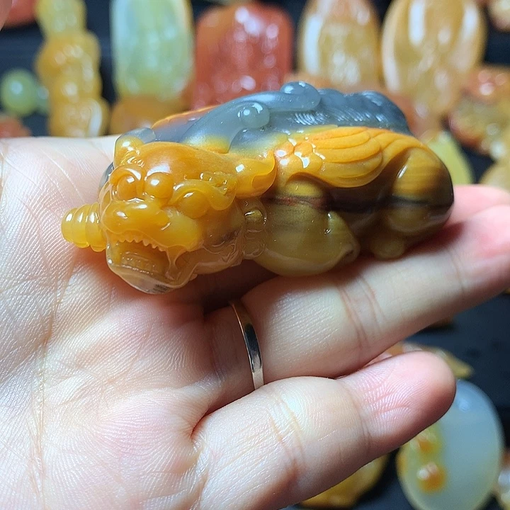 石英质玉（黄龙玉）未镶嵌颈饰