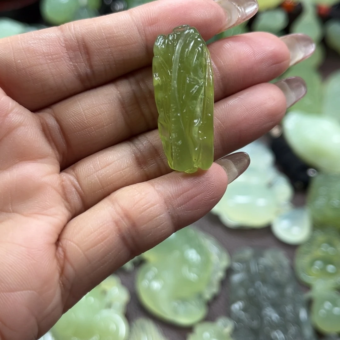 蛇纹石玉未镶嵌颈饰