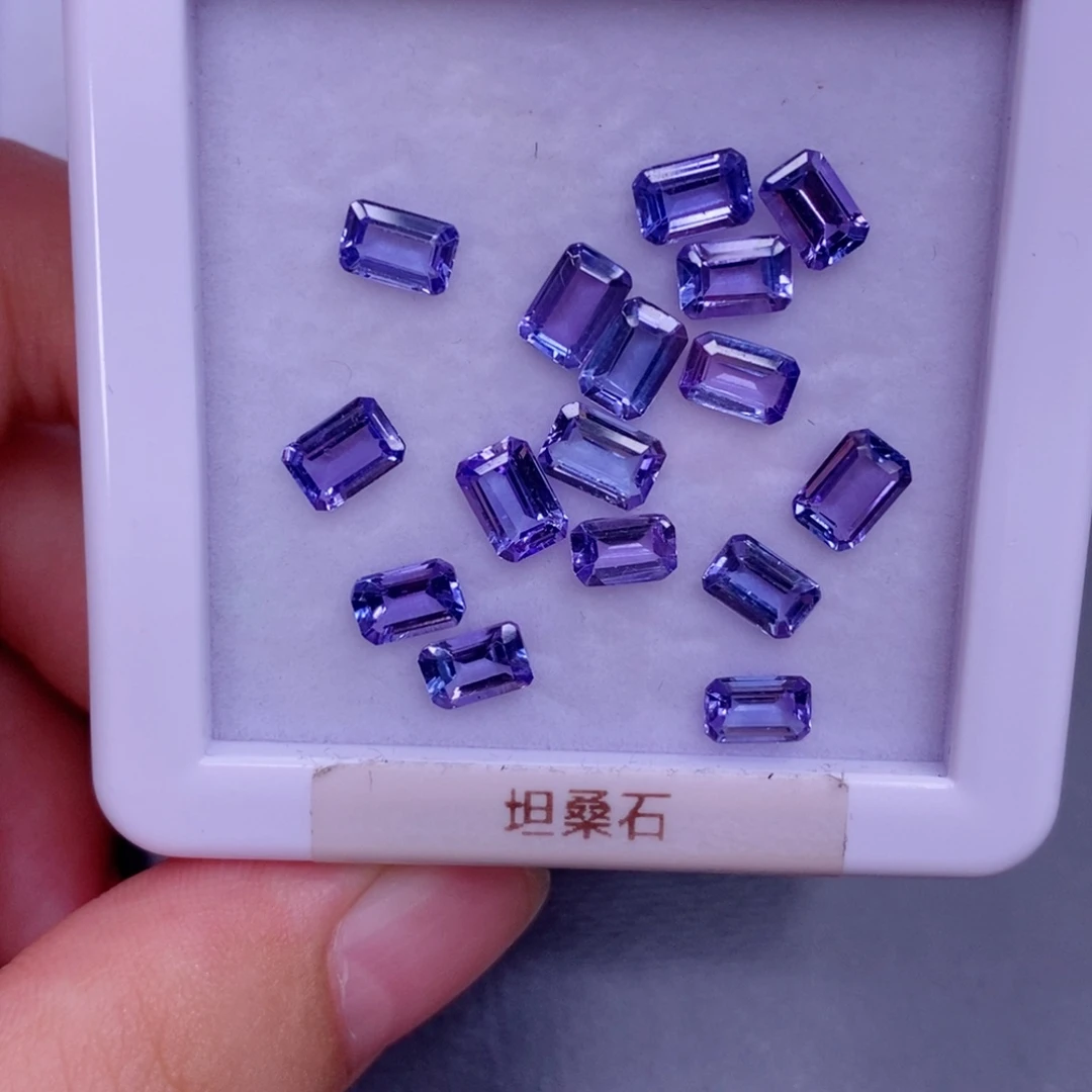 未镶嵌裸石坦桑石160一粒，仅供展示，挑好上定向