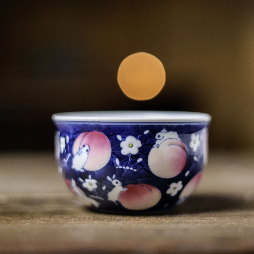 【陶珊居】蓝地淘气兔-卓君-主人杯-110ML（卓君S0176）