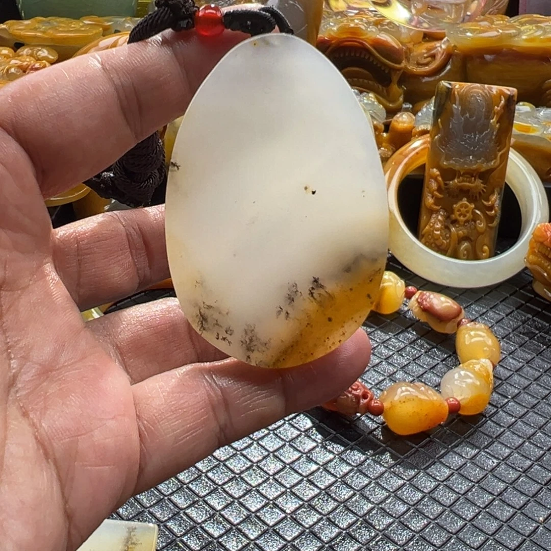 颈饰未镶嵌石英质玉