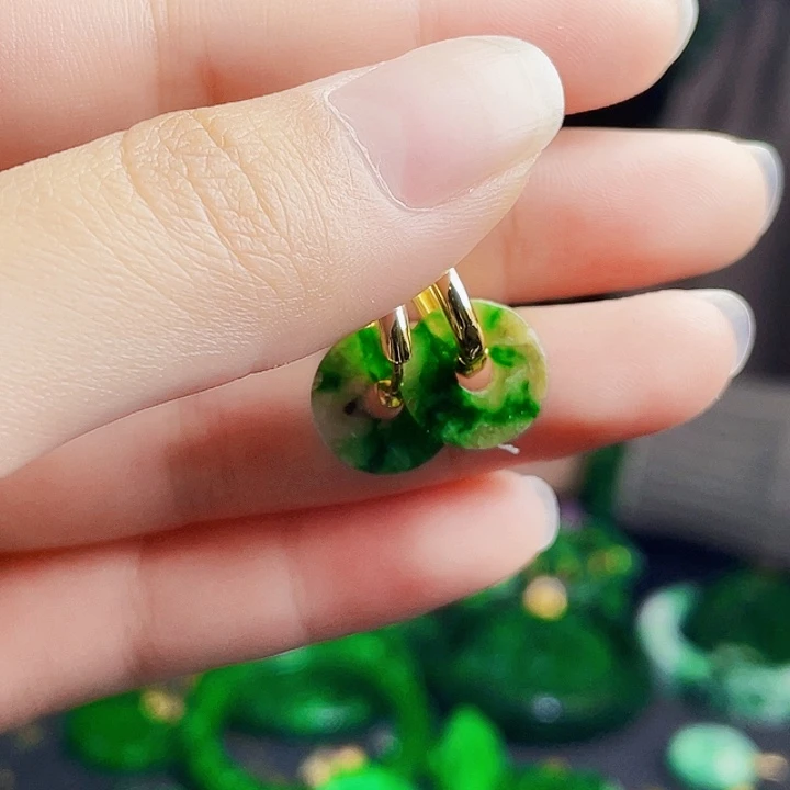 翡翠未镶嵌颈饰多样性