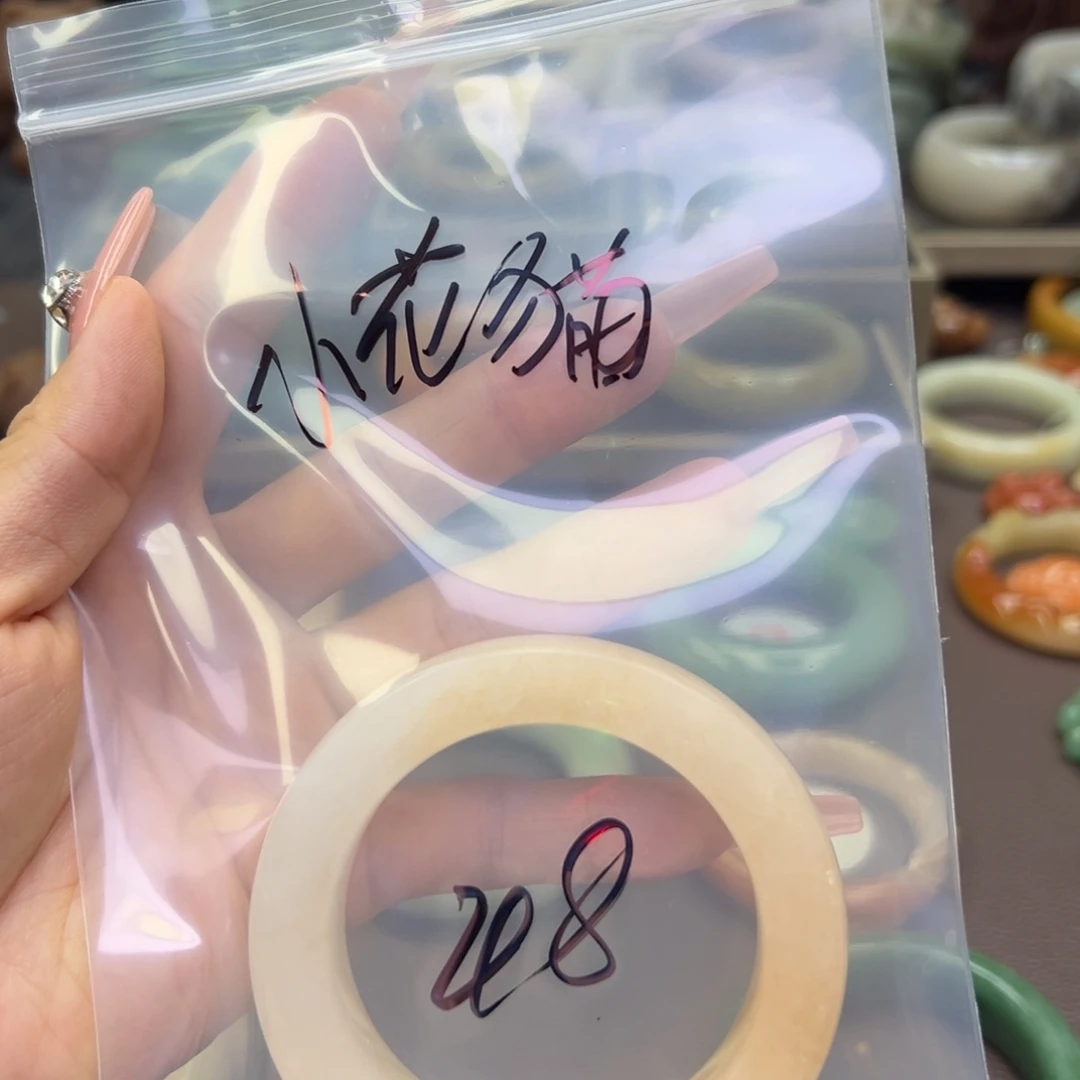 未镶嵌手镯石英岩玉?**猫