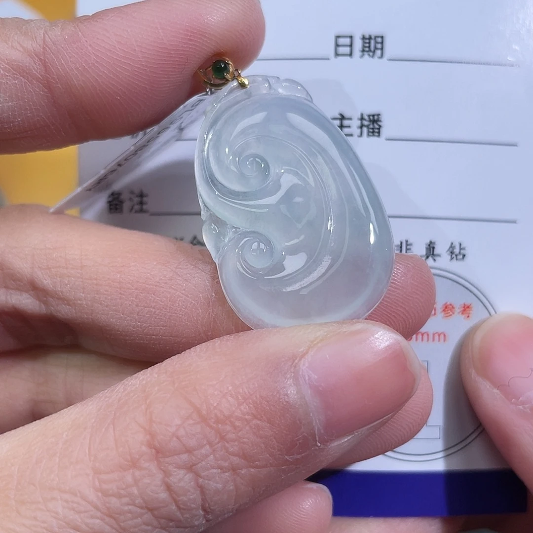 翡翠18K金镶嵌颈饰如意