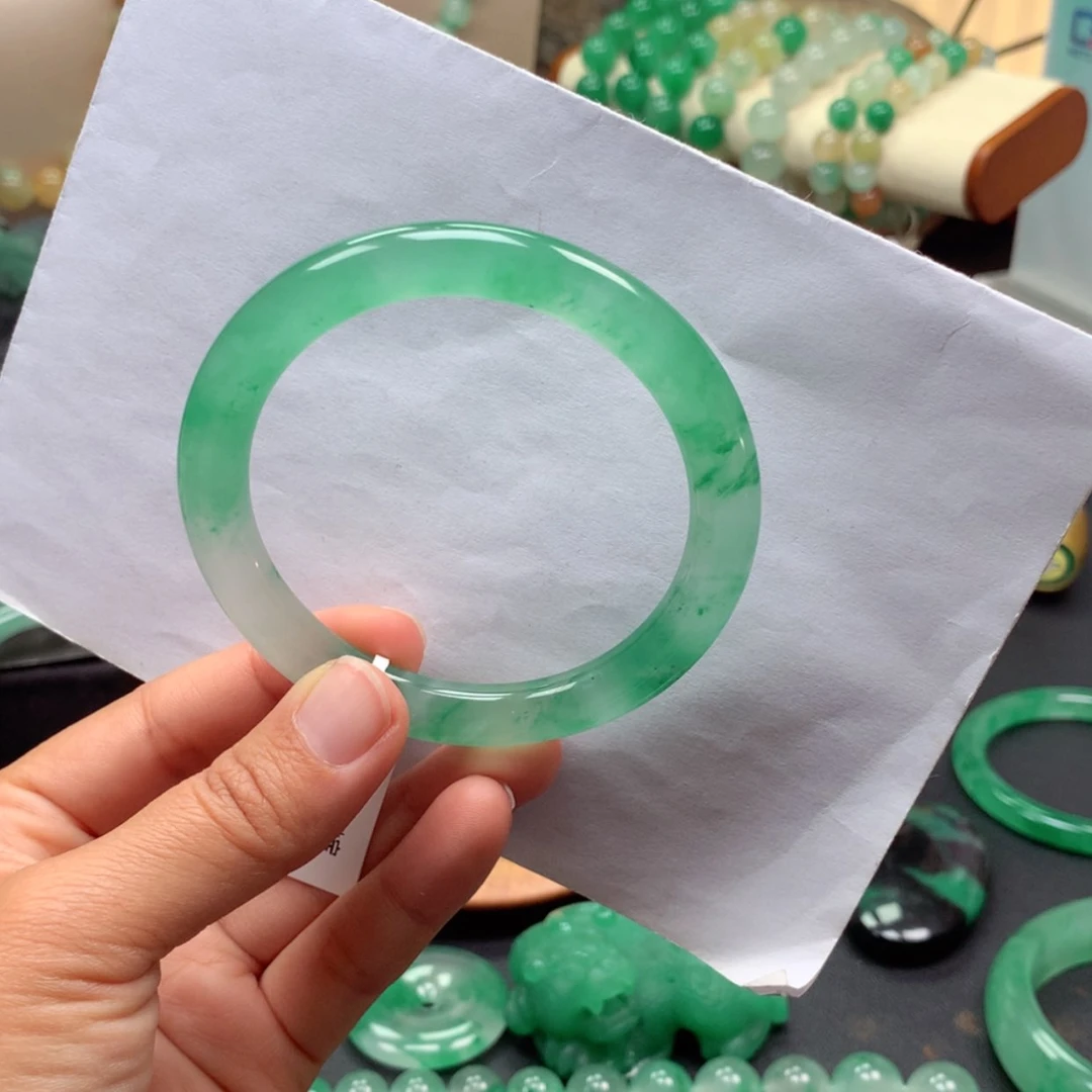 【闪购商品】未镶嵌手镯石英质玉