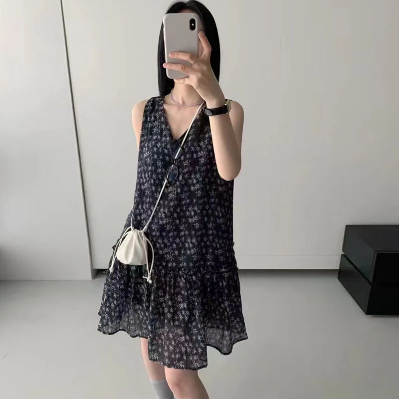 V领碎花无袖背心连衣裙女2025新款宽松显瘦小个子清凉慵懒风裙子