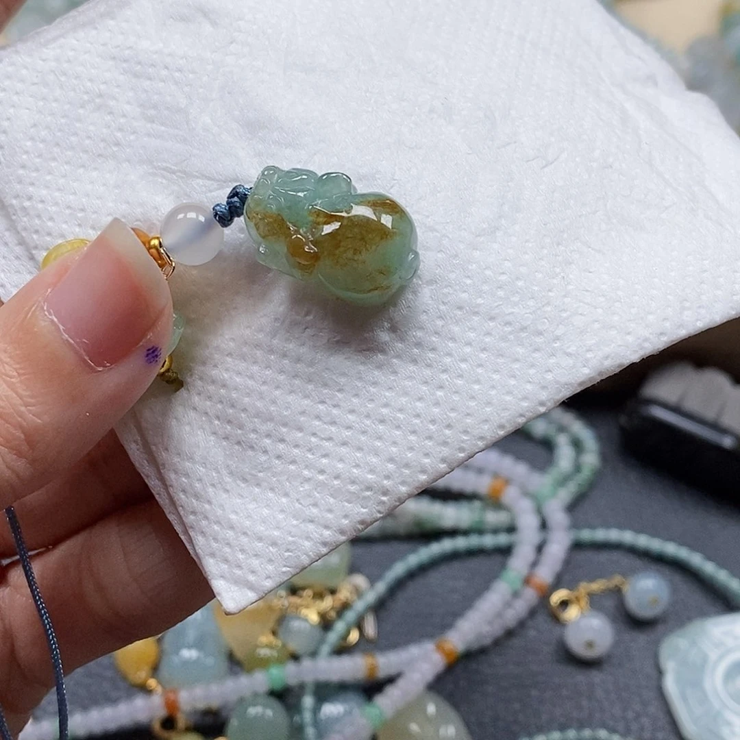 翡翠颈饰未镶嵌闪