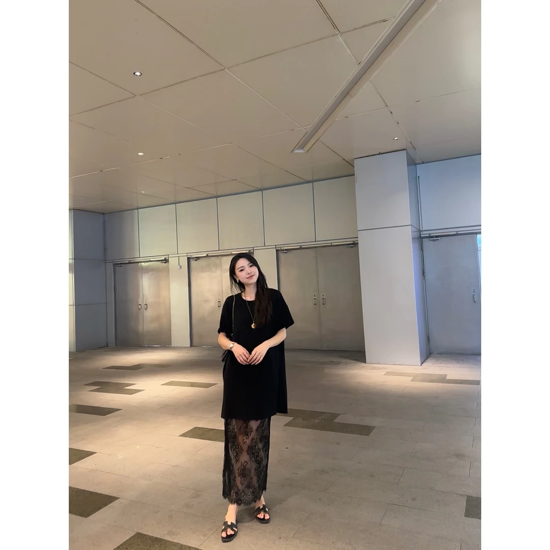 48h【反差魅力】加长高级感黑色T恤连衣裙+蕾丝半裙套装  su341