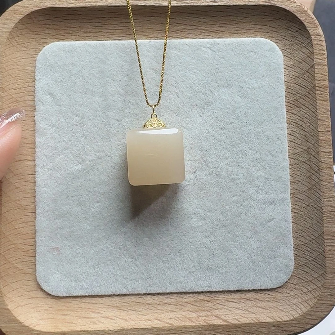 青***茶和田玉18K金镶嵌吊坠(赠链)藕粉方糖