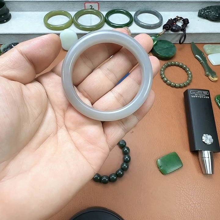 坐***强和田玉未镶嵌颈饰