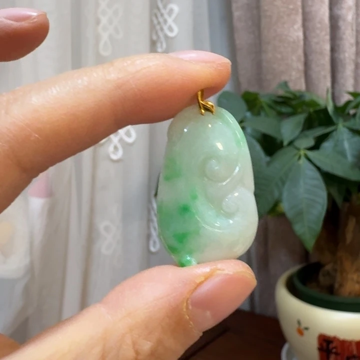 翡翠18K金镶嵌颈饰如意