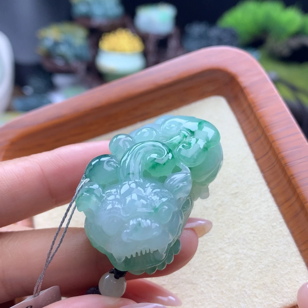 翡翠未镶嵌颈饰A11 辣绿含珠貔貅