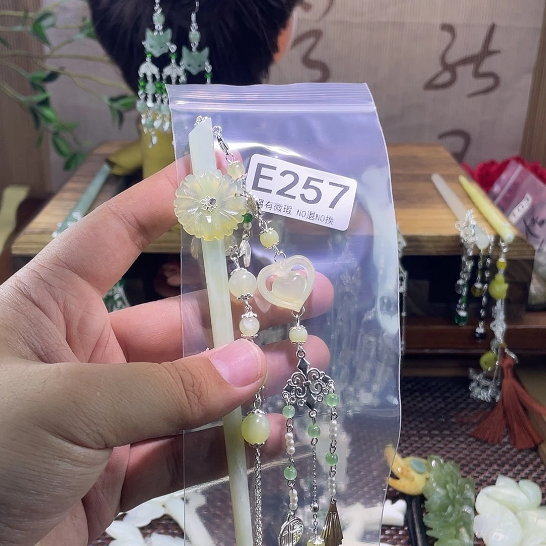 蛇纹石玉未镶嵌发饰锦*，
