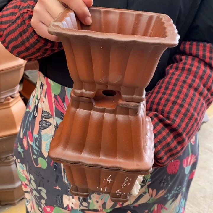 紫砂花盆只顾看手机的小