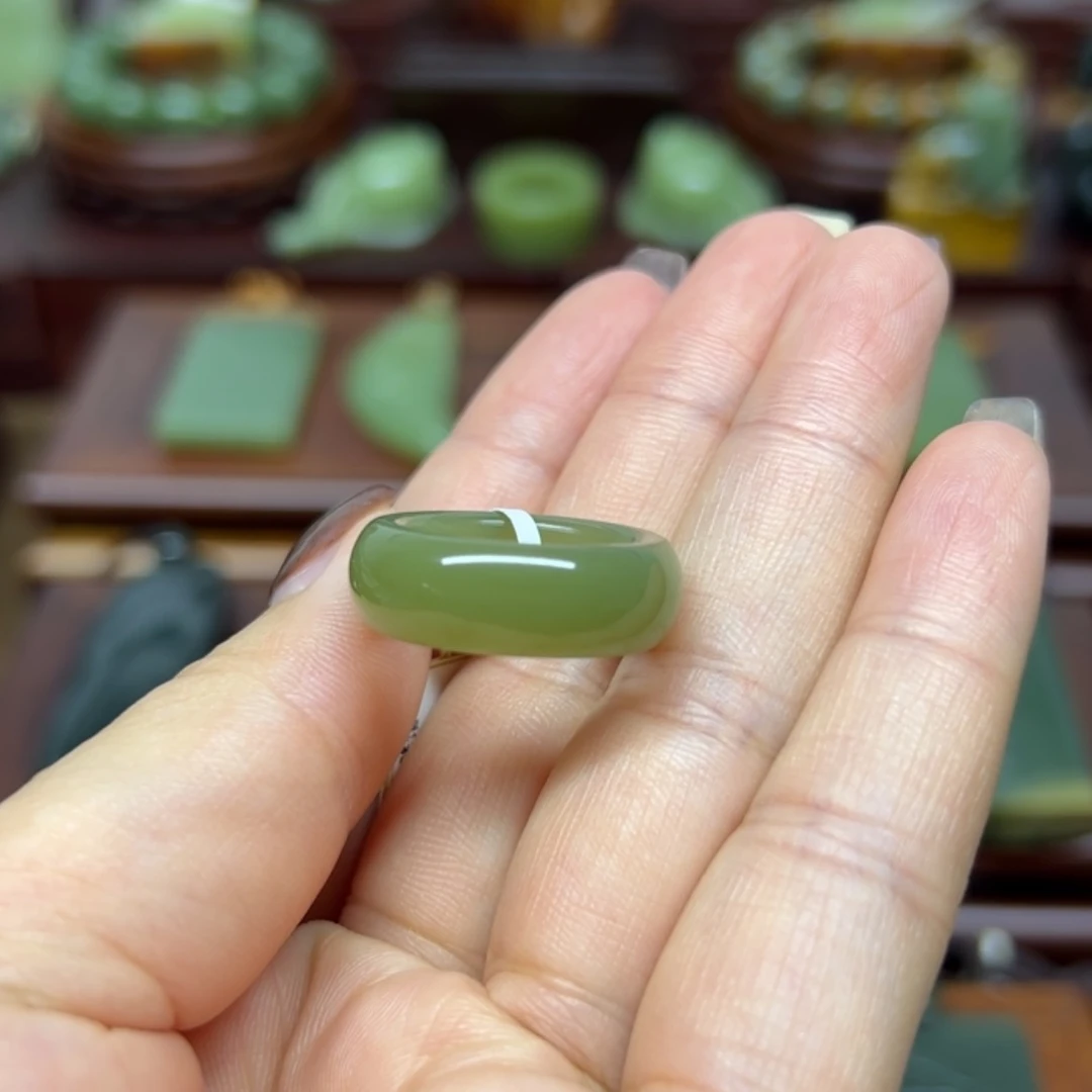 【闪购商品】未镶嵌岫岩老玉（透闪石质玉）把件侯*指环口径17.9