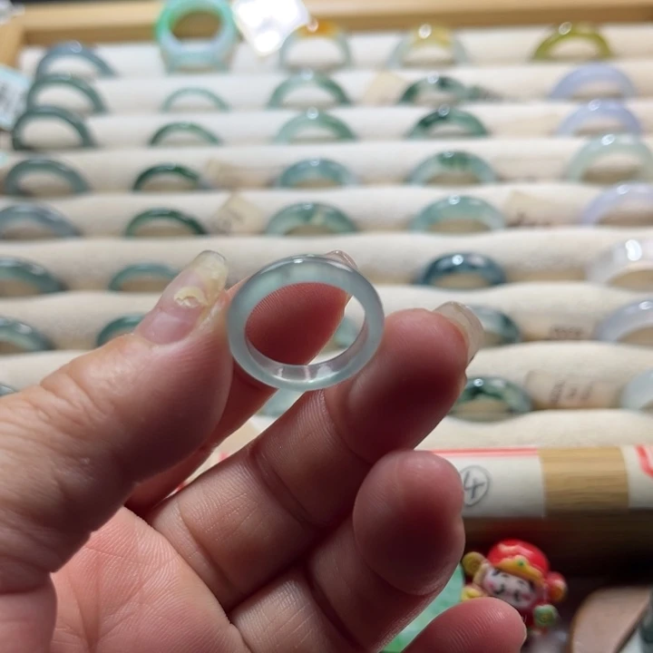 翡翠未镶嵌戒指蓝水