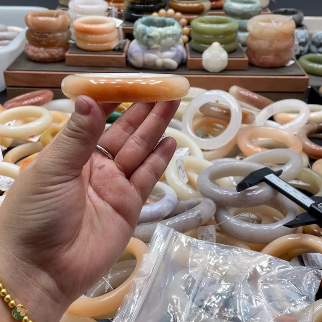 葱***o石英质玉未镶嵌手镯