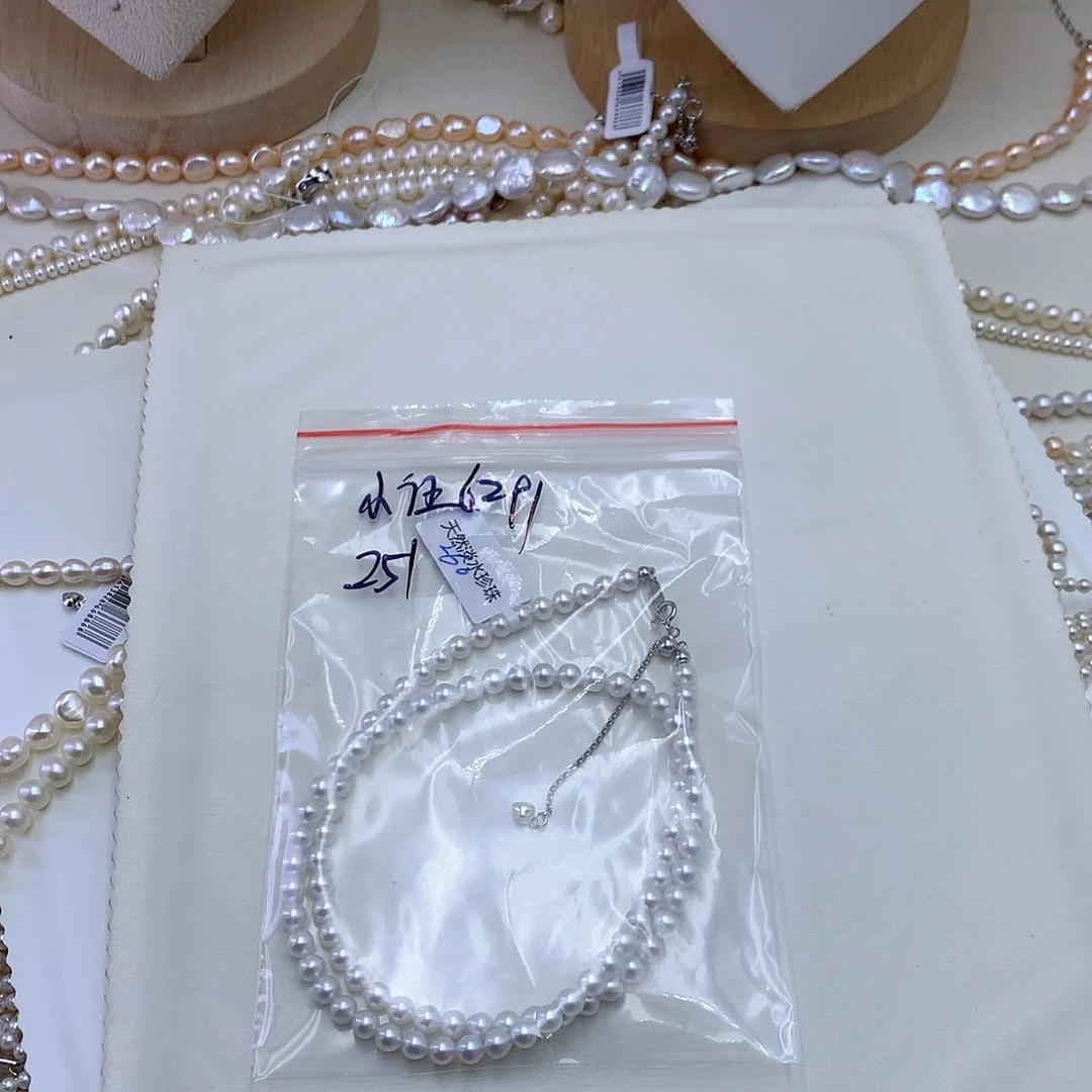 合金胸饰淡水珍珠