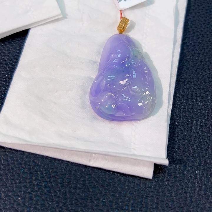 颈饰18K金镶嵌翡翠静**变