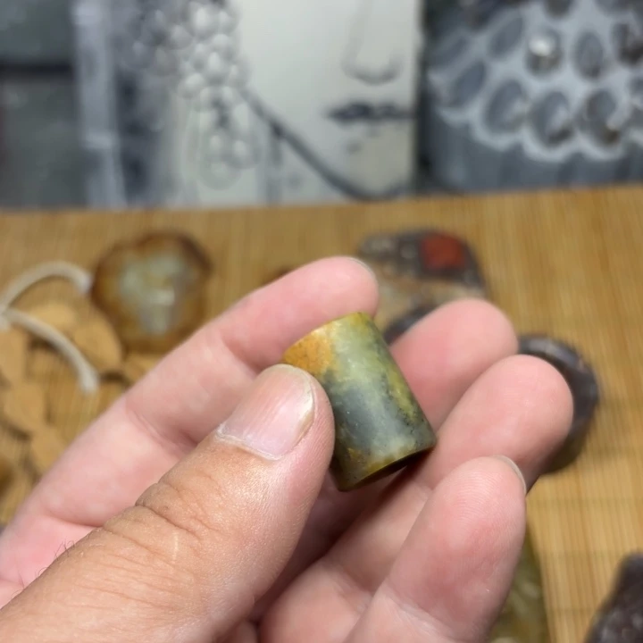 颈饰未镶嵌岫岩河磨玉（透闪石质玉）