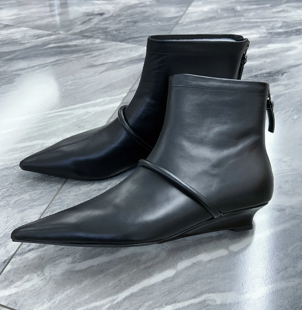 【伊家】时尚尖头气质后拉链时装短靴