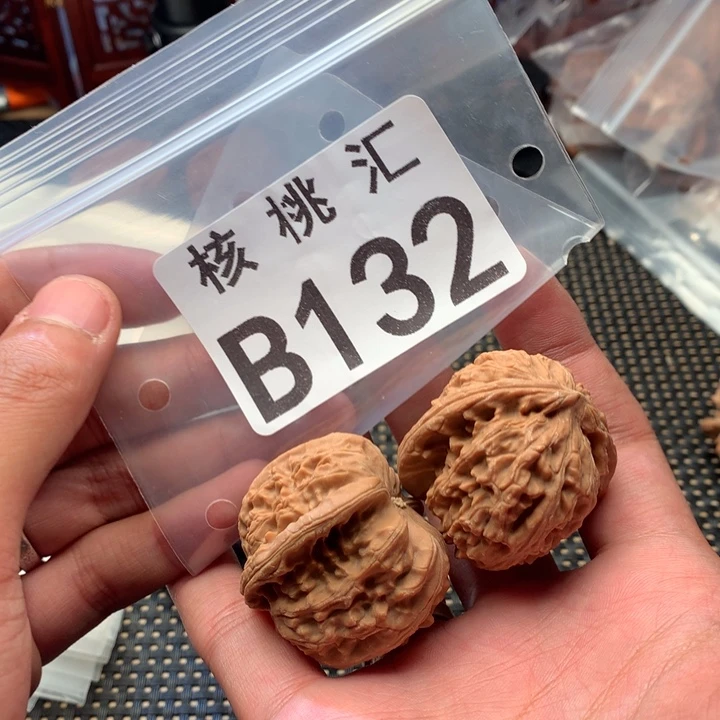 文玩核桃吊坠白狮子