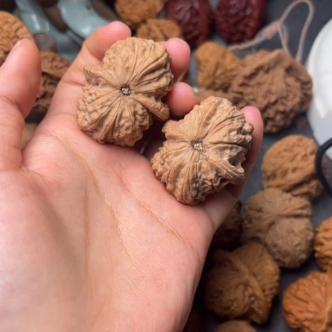 b***n文玩核桃吊坠血麒麟