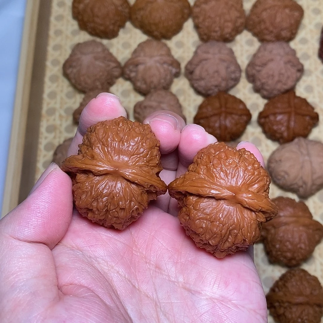 文玩核桃吊坠血麒麟