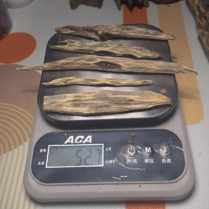 琳***爱香榧木蓝宝石虫漏52克