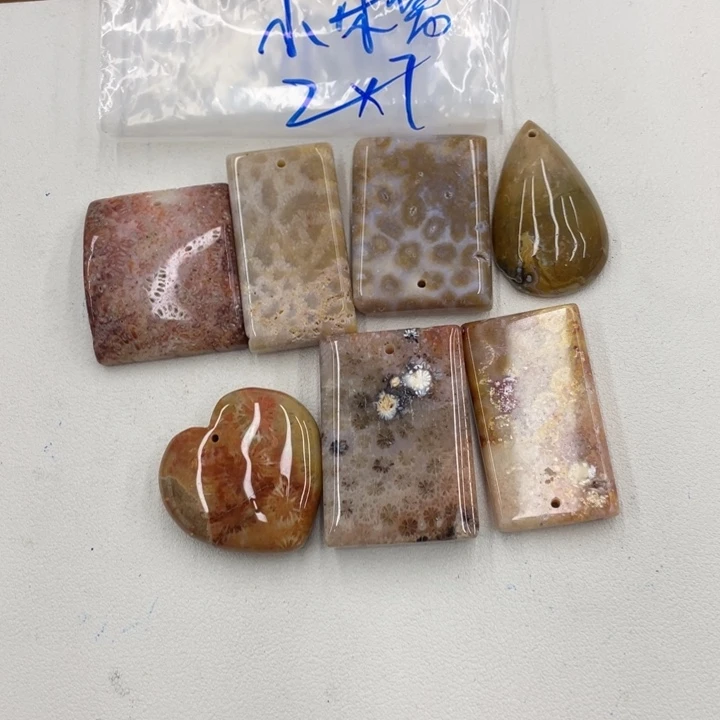 小***1颈饰合金硅化珊瑚（珊瑚玉）