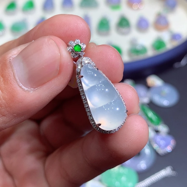 翡翠吊坠(赠链)18K金镶嵌