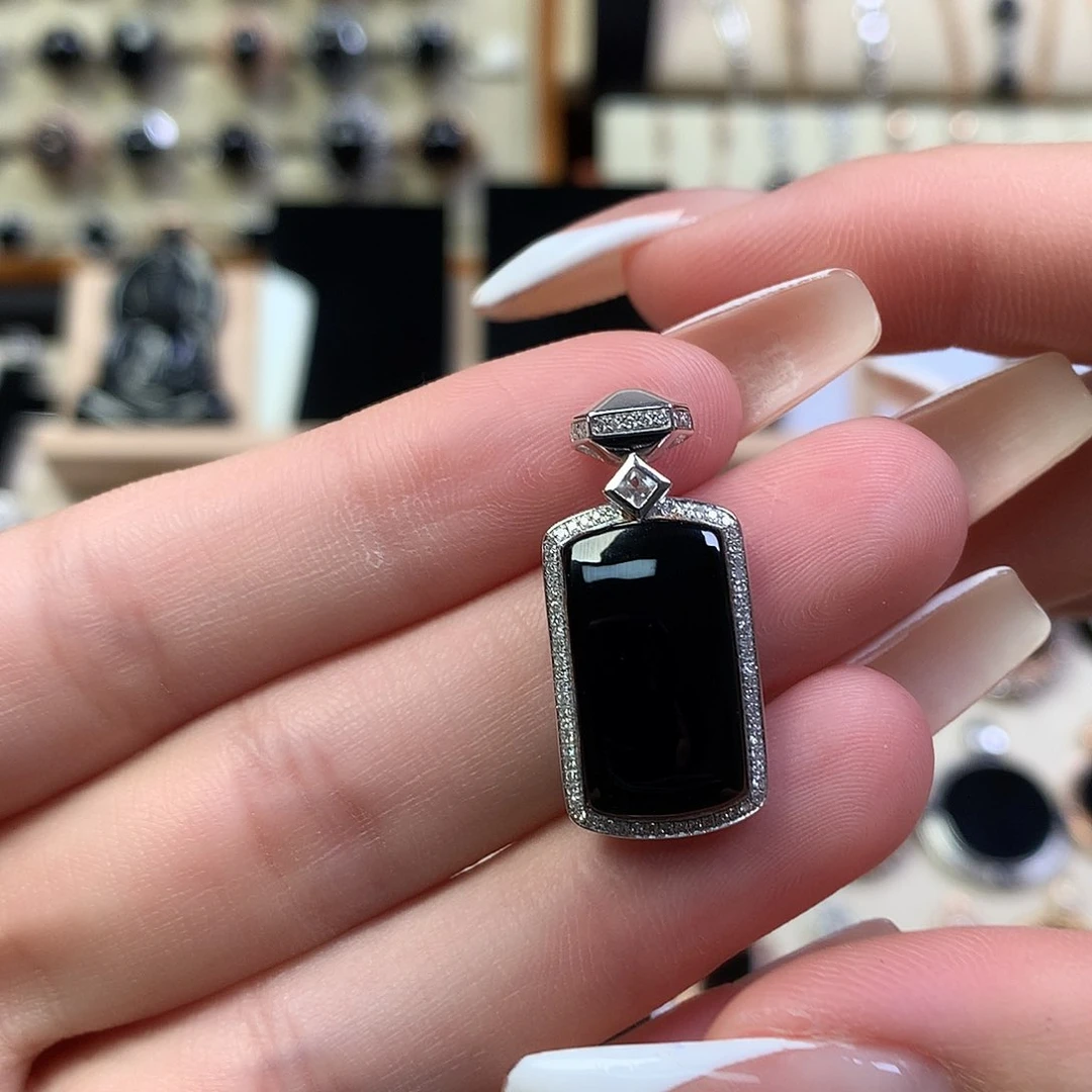 翡翠18K金镶嵌颈饰墨翠