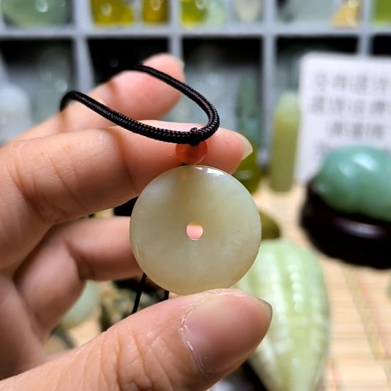 未镶嵌蛇纹石玉颈饰
