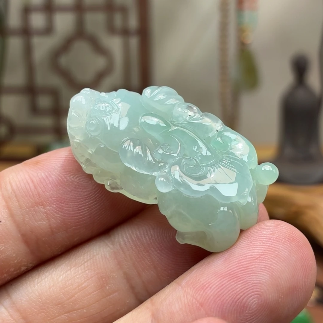 翡翠未镶嵌颈饰貔貅