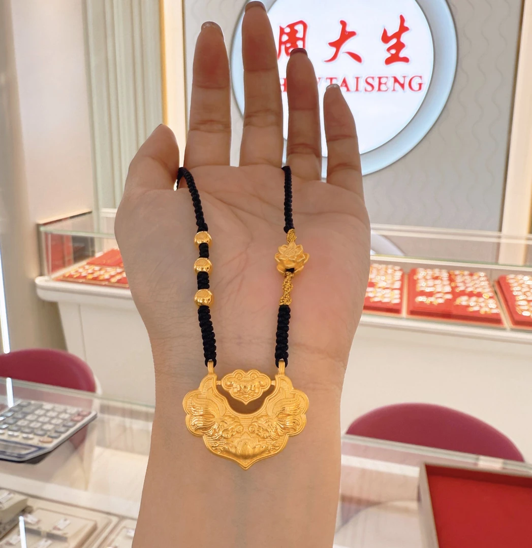 Chow Tai Seng/周大生中秋佳节足金古法双鱼锦鲤锁编织编绳吊坠
