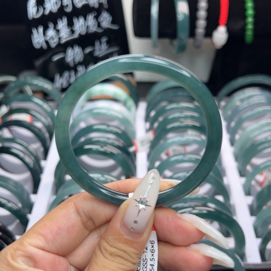 翡翠手镯未镶嵌翡翠